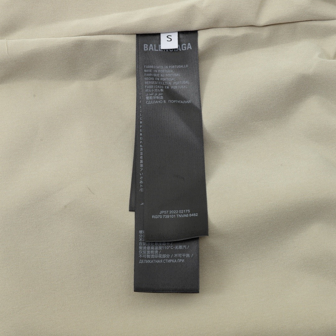 Schwarze und khakigrüne Jacke