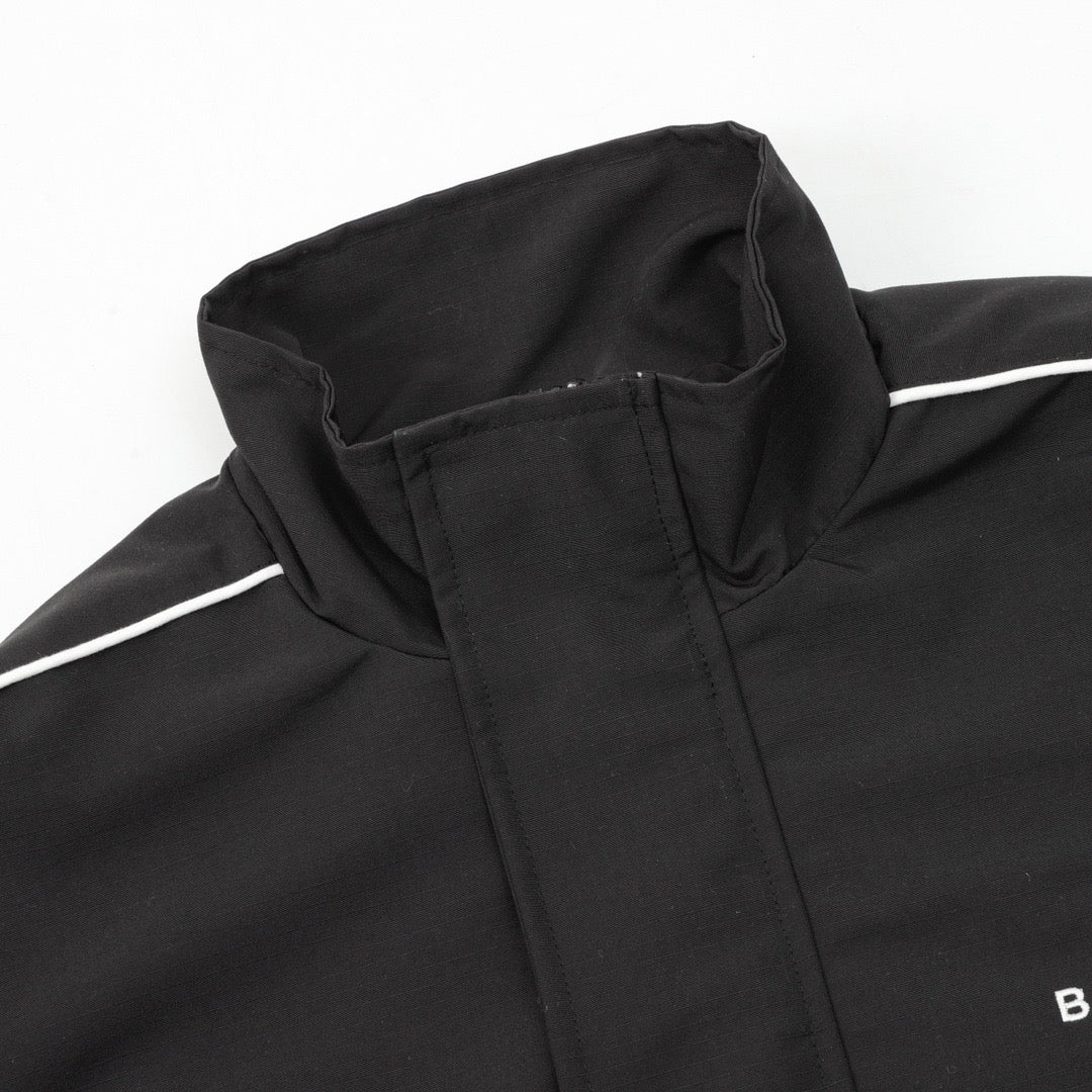 Schwarze und khakigrüne Jacke