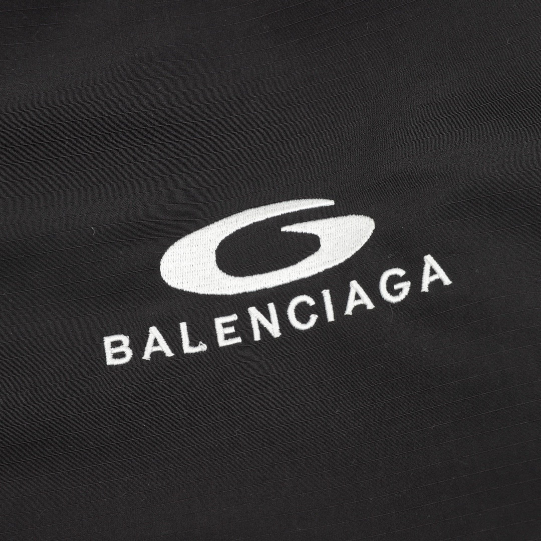 Schwarze und khakigrüne Jacke