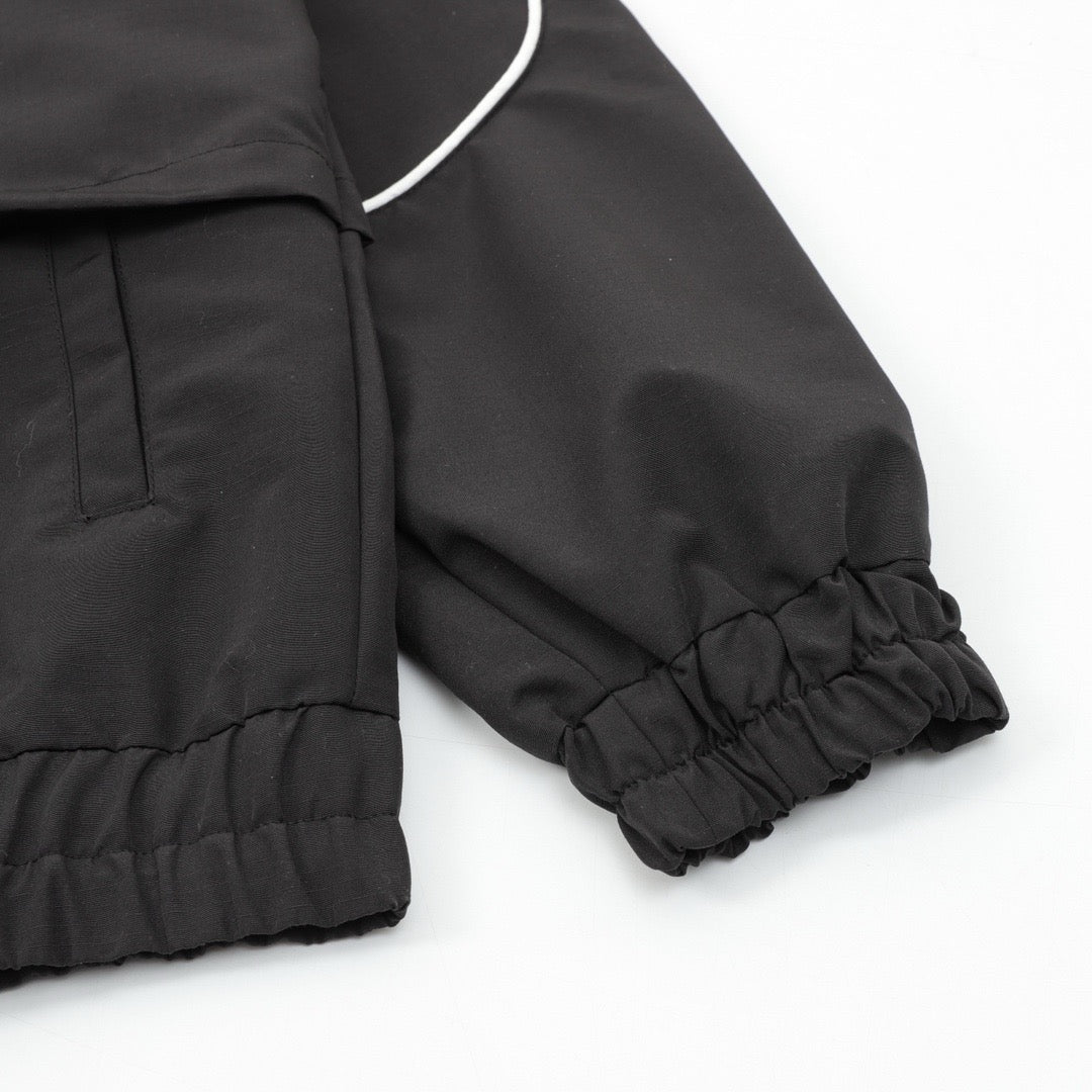 Schwarze und khakigrüne Jacke