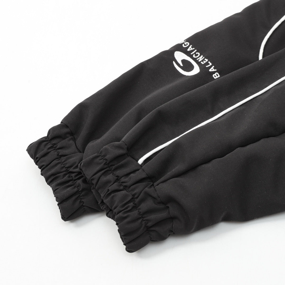 Schwarze und khakigrüne Jacke