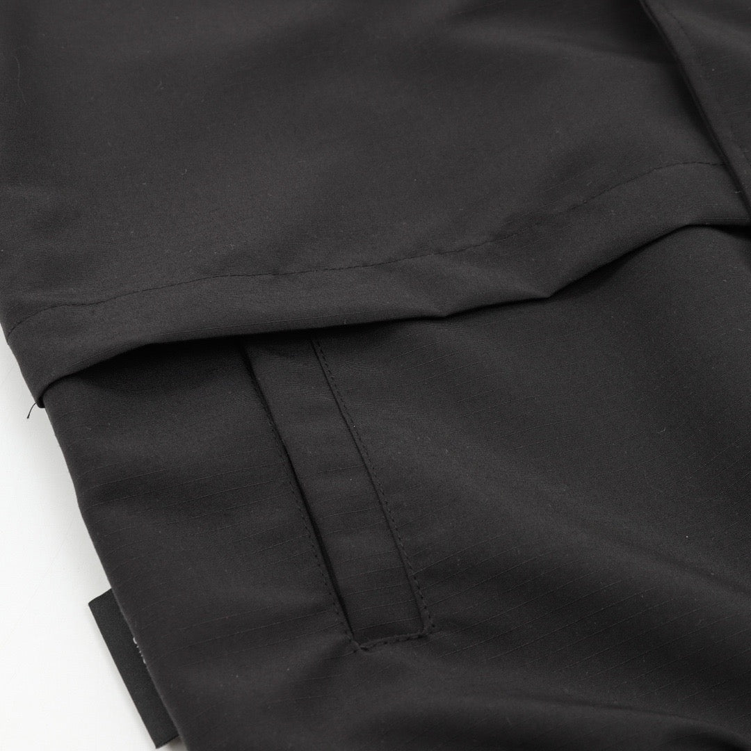 Schwarze und khakigrüne Jacke