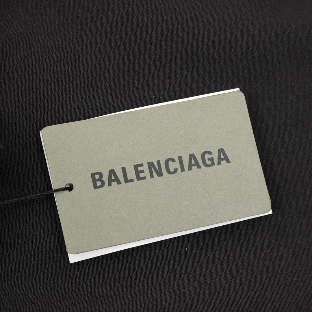 Schwarze und khakigrüne Jacke