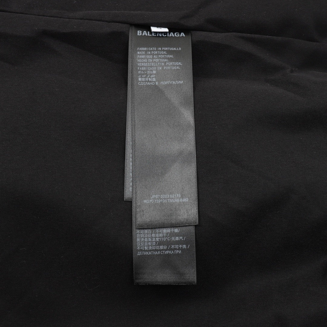 Schwarze und khakigrüne Jacke