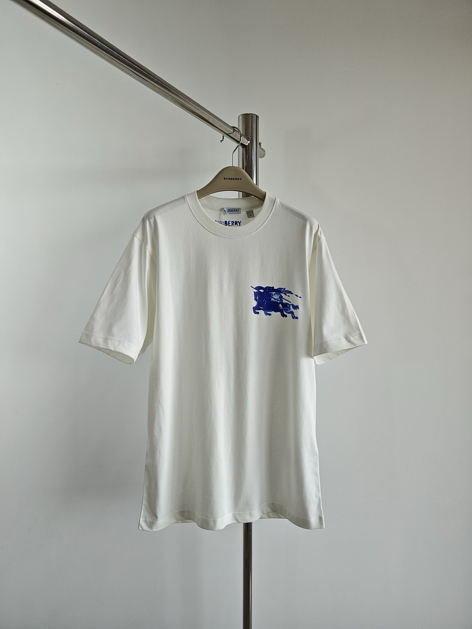 Schwarz-weißes T-Shirt