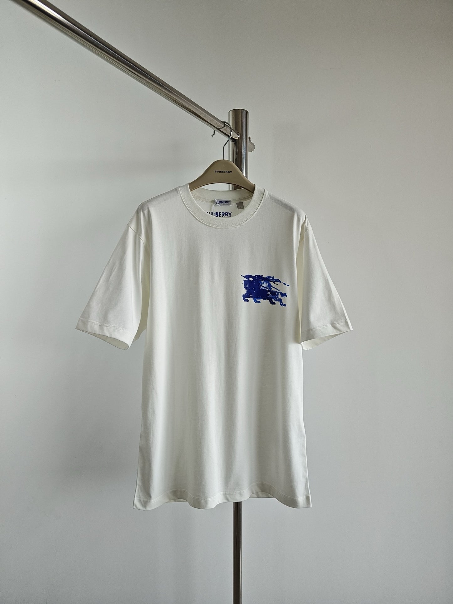 Schwarz-weißes T-Shirt