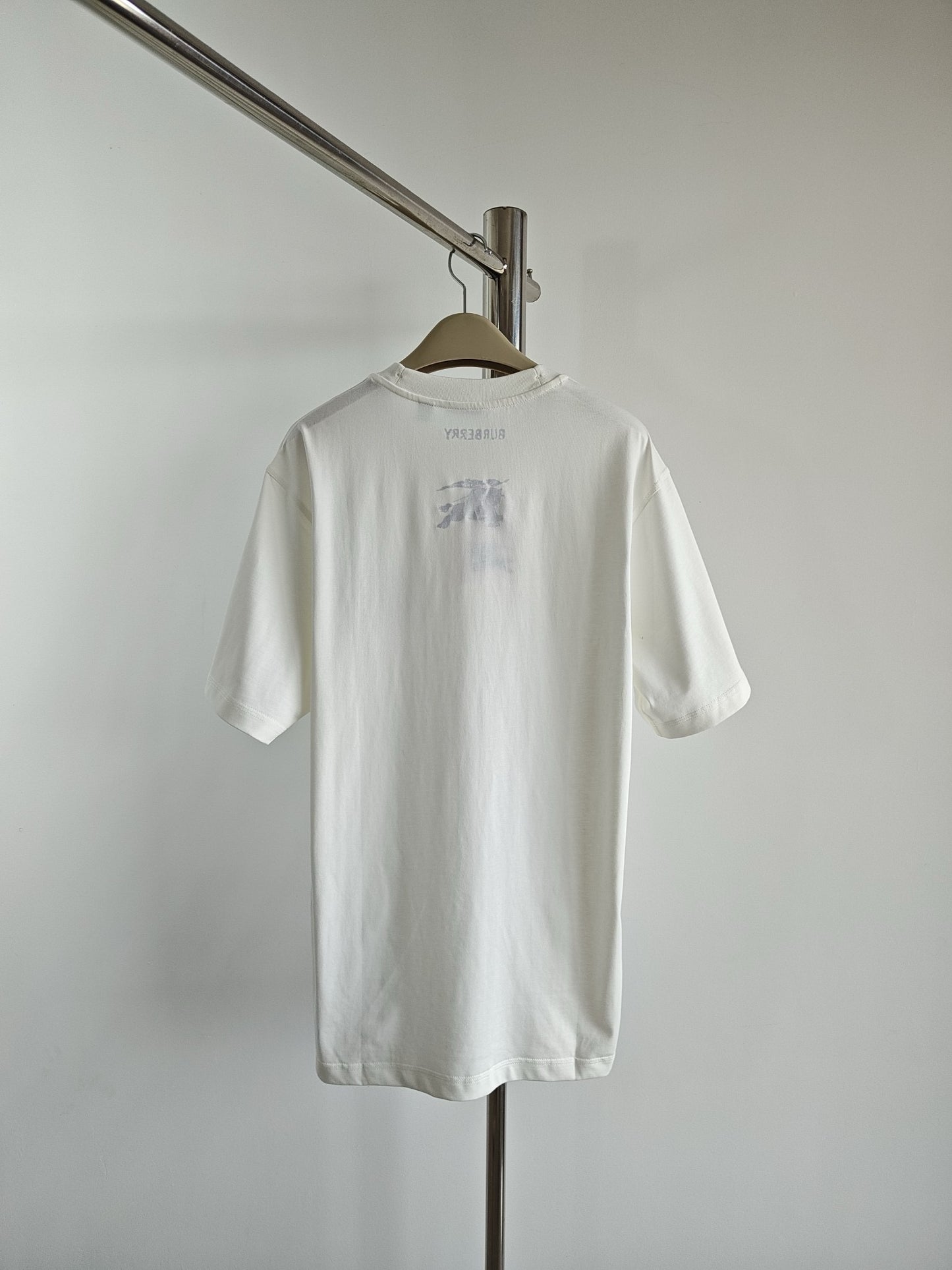 Schwarz-weißes T-Shirt