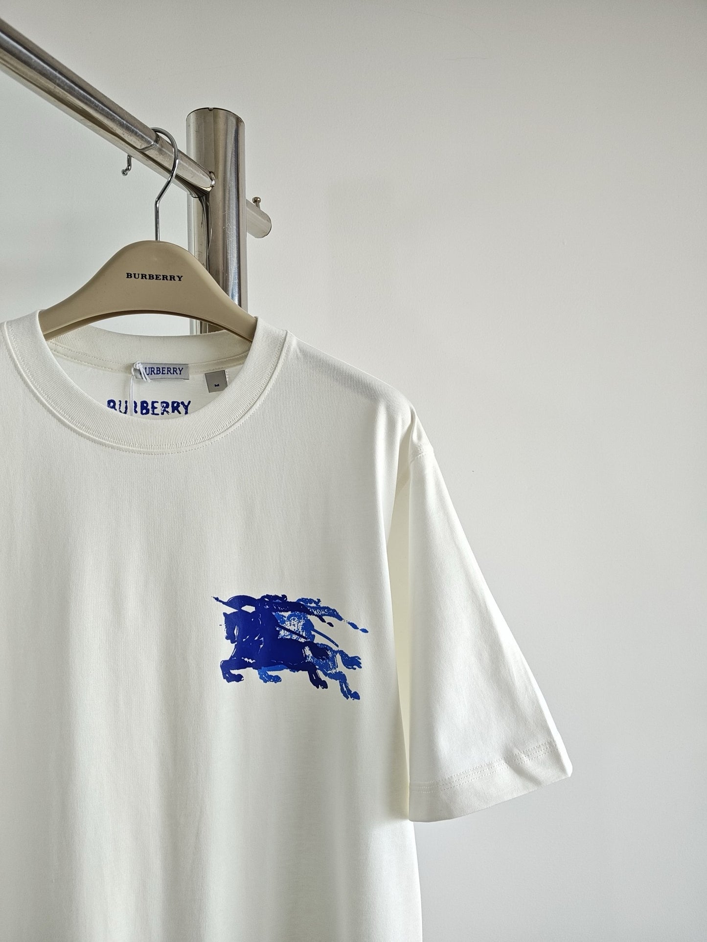 Schwarz-weißes T-Shirt