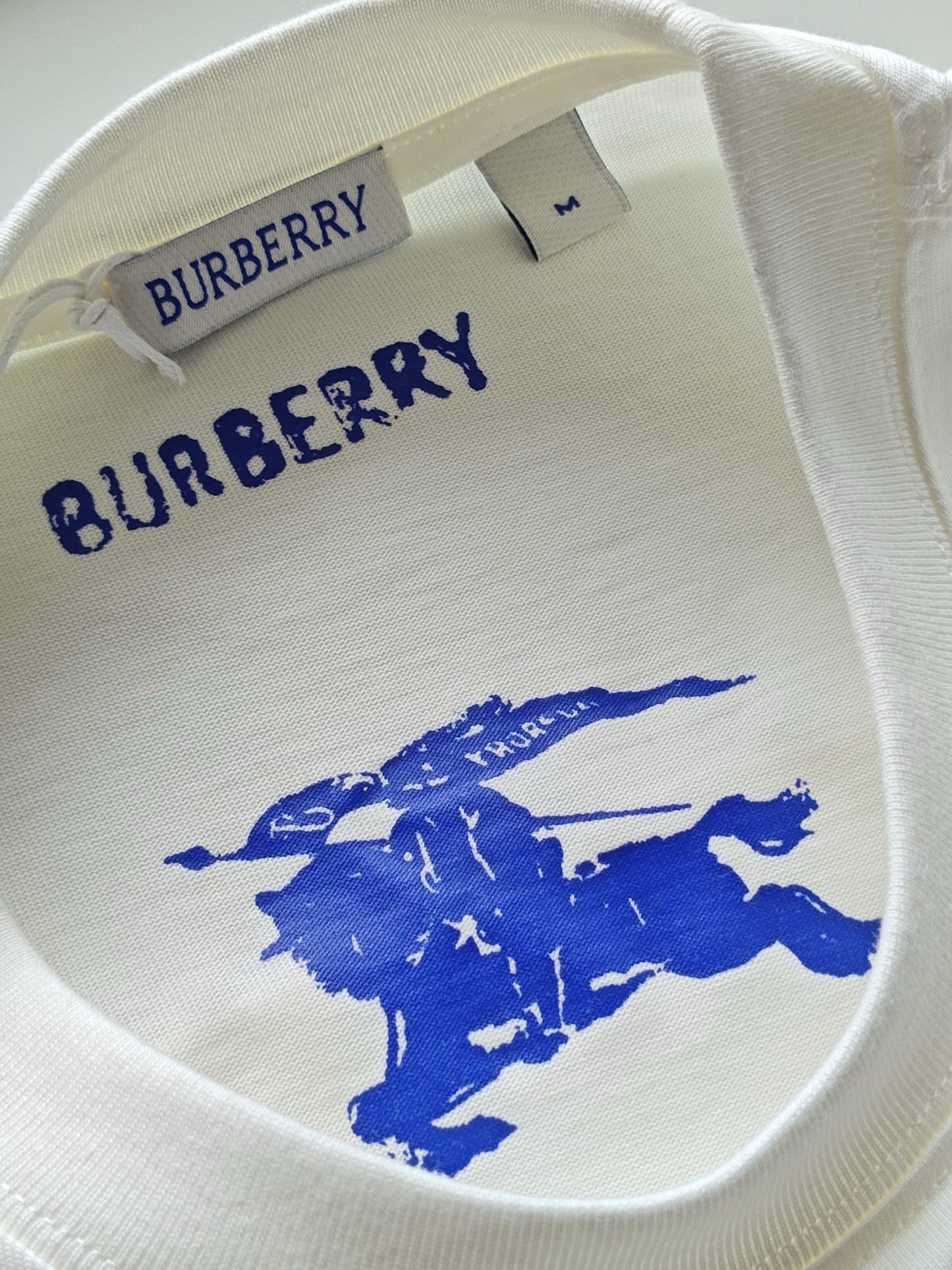 Schwarz-weißes T-Shirt