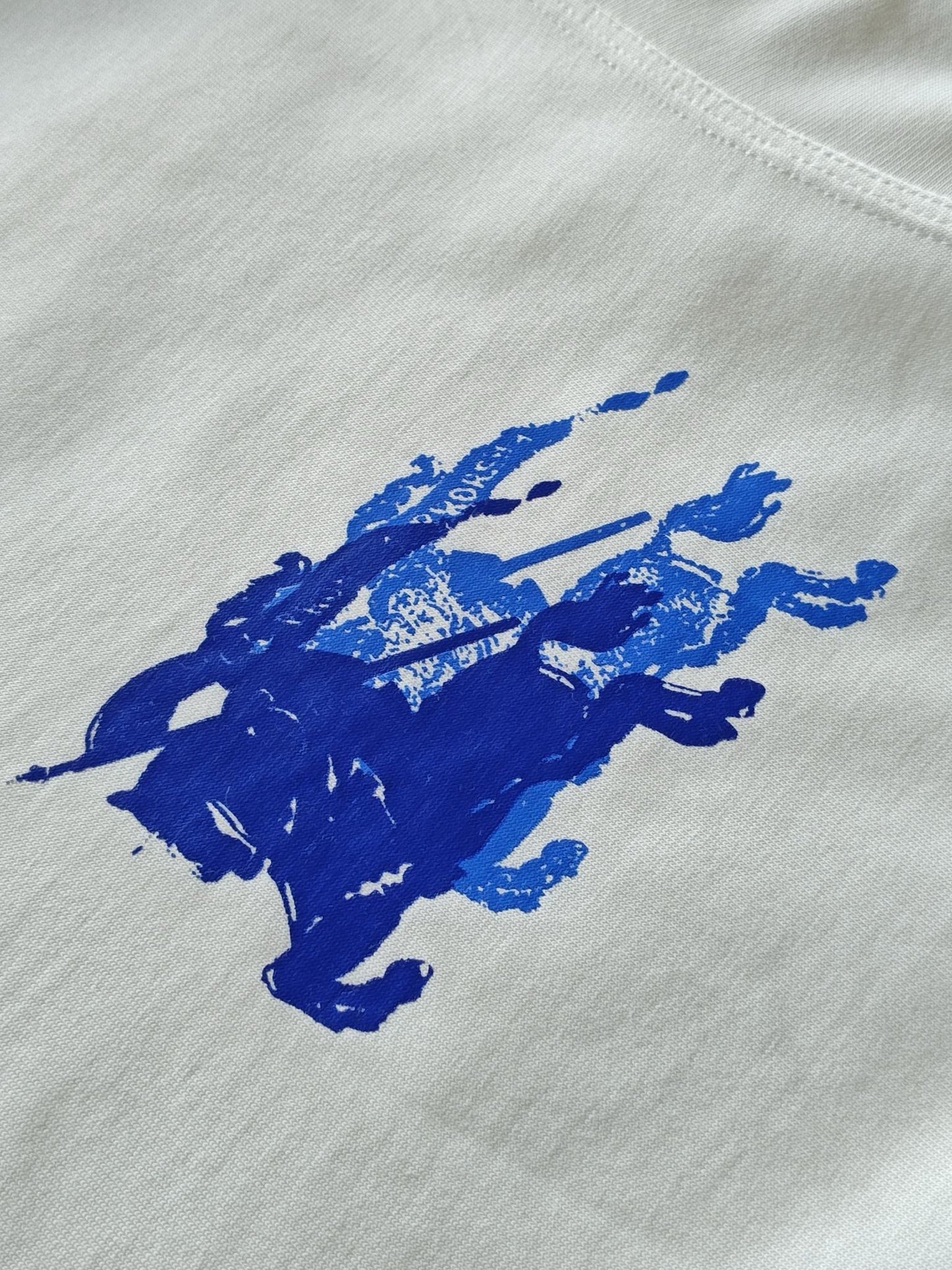 Schwarz-weißes T-Shirt