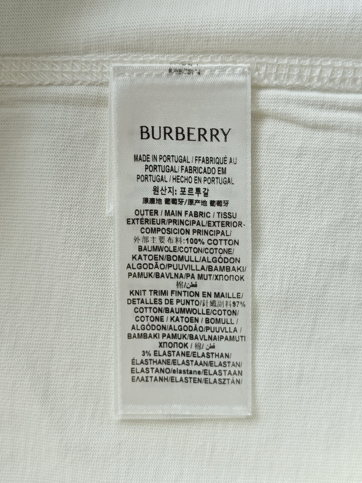 Schwarz-weißes T-Shirt