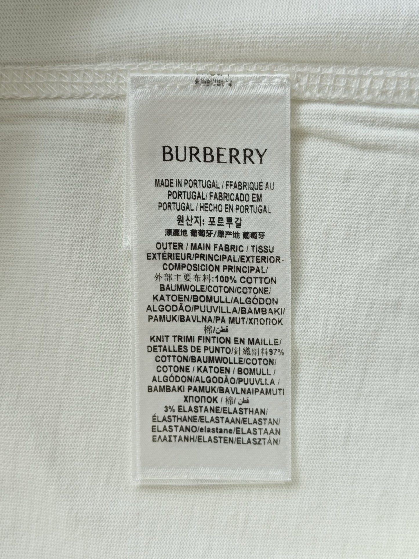 Schwarz-weißes T-Shirt