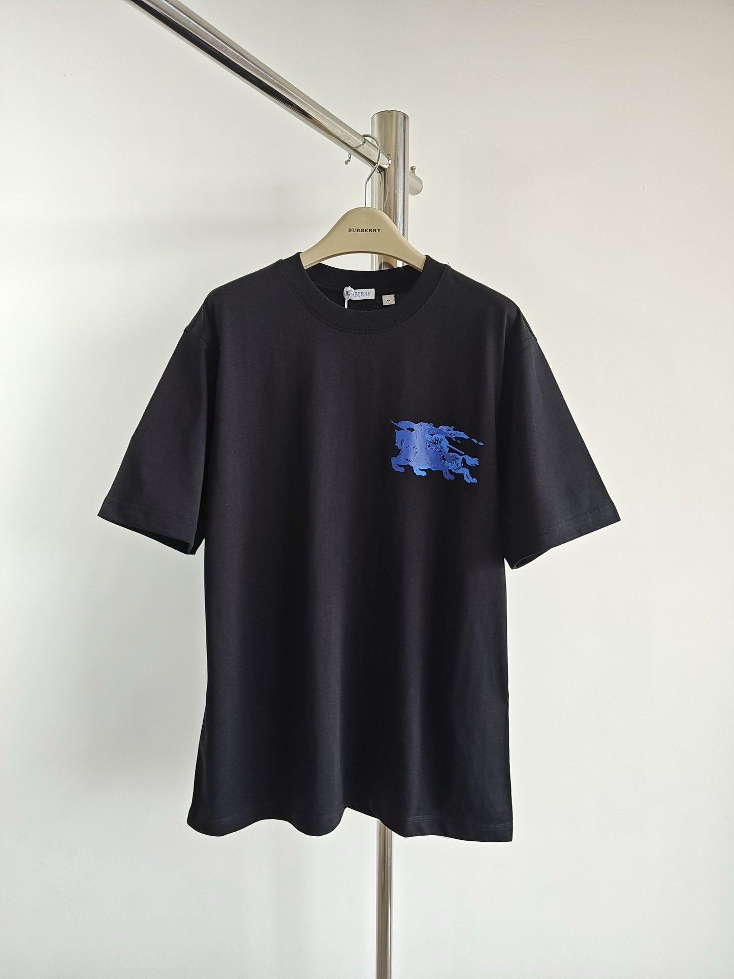 Schwarz-weißes T-Shirt