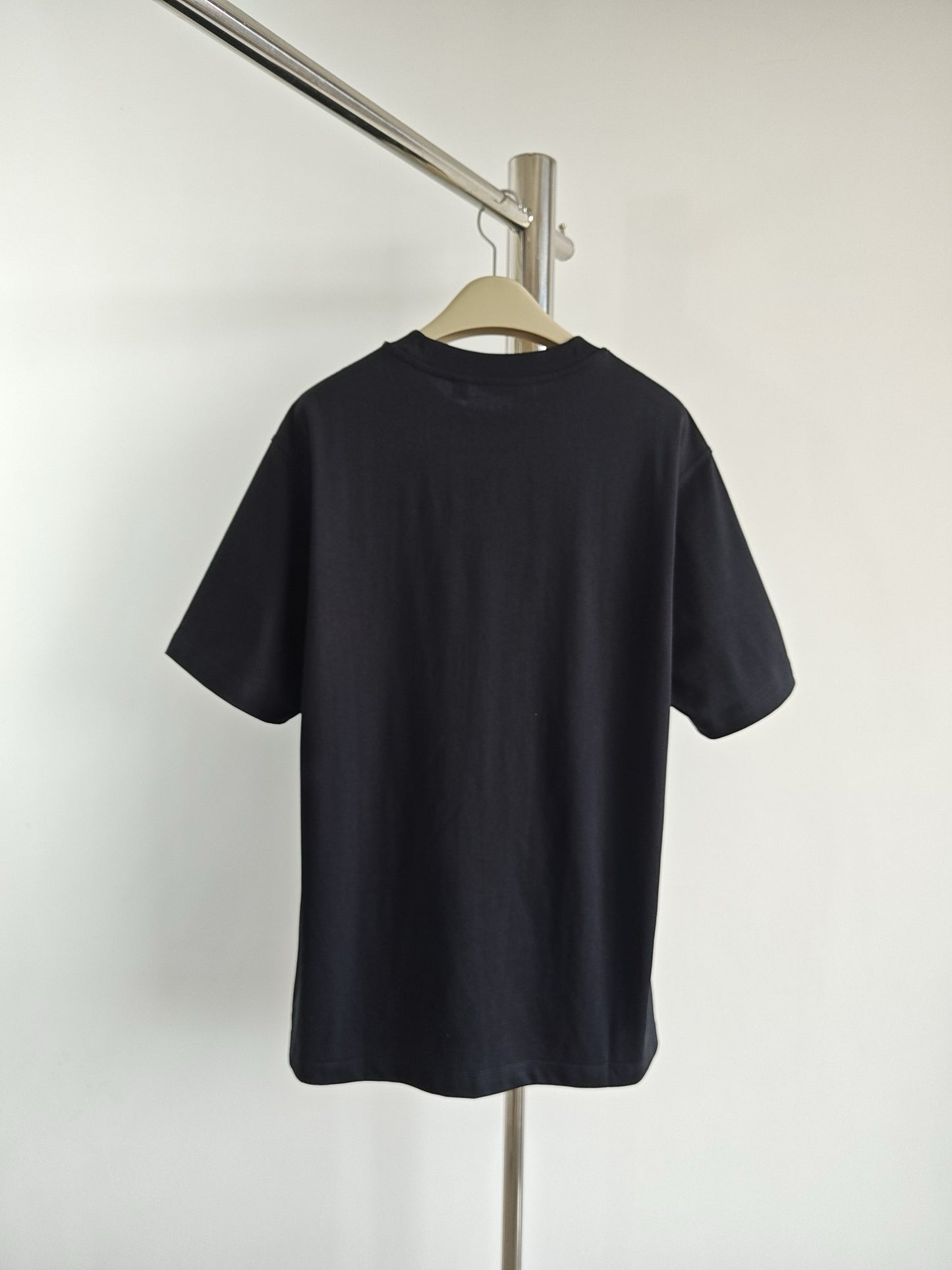 Schwarz-weißes T-Shirt