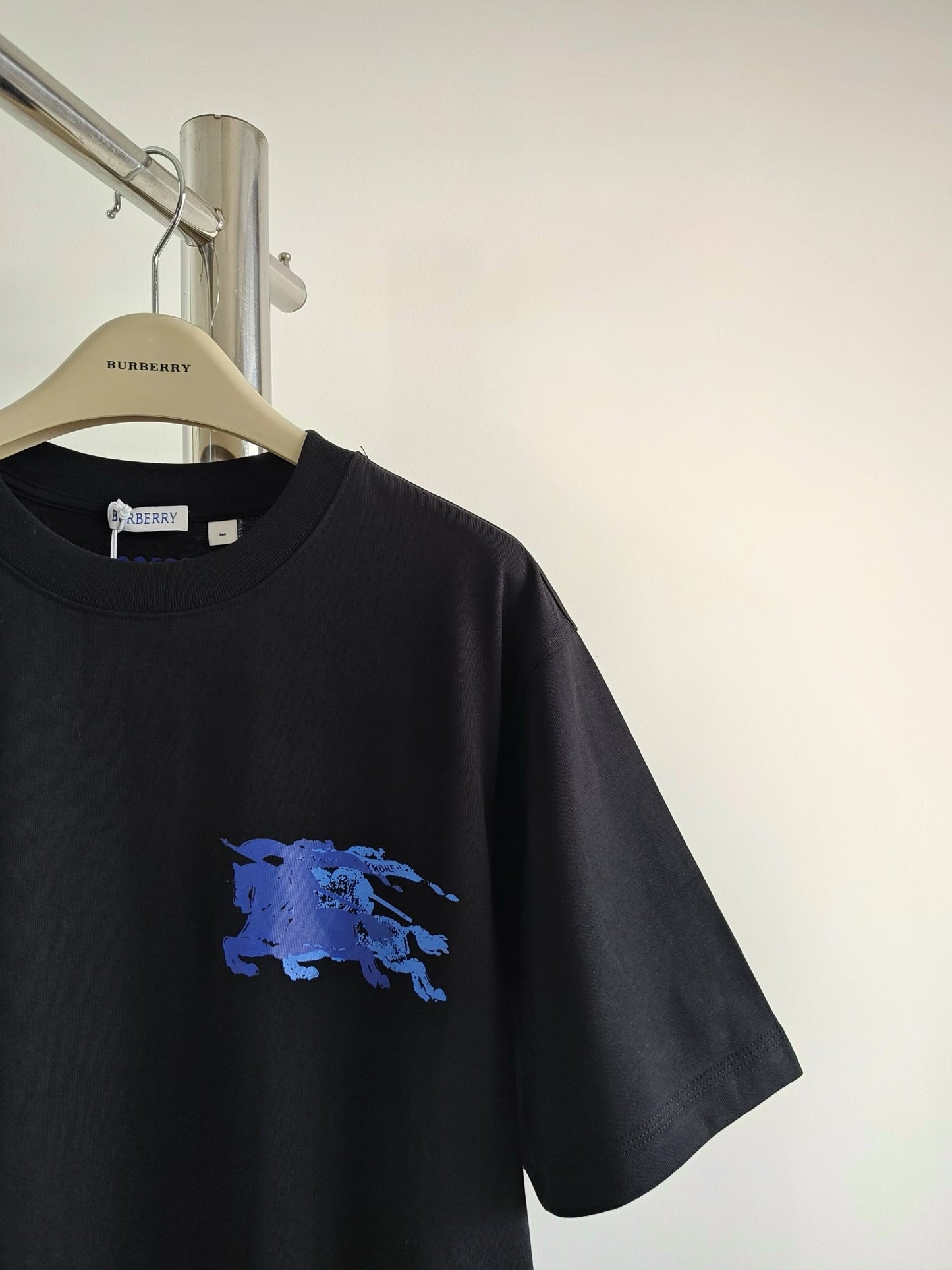 Schwarz-weißes T-Shirt