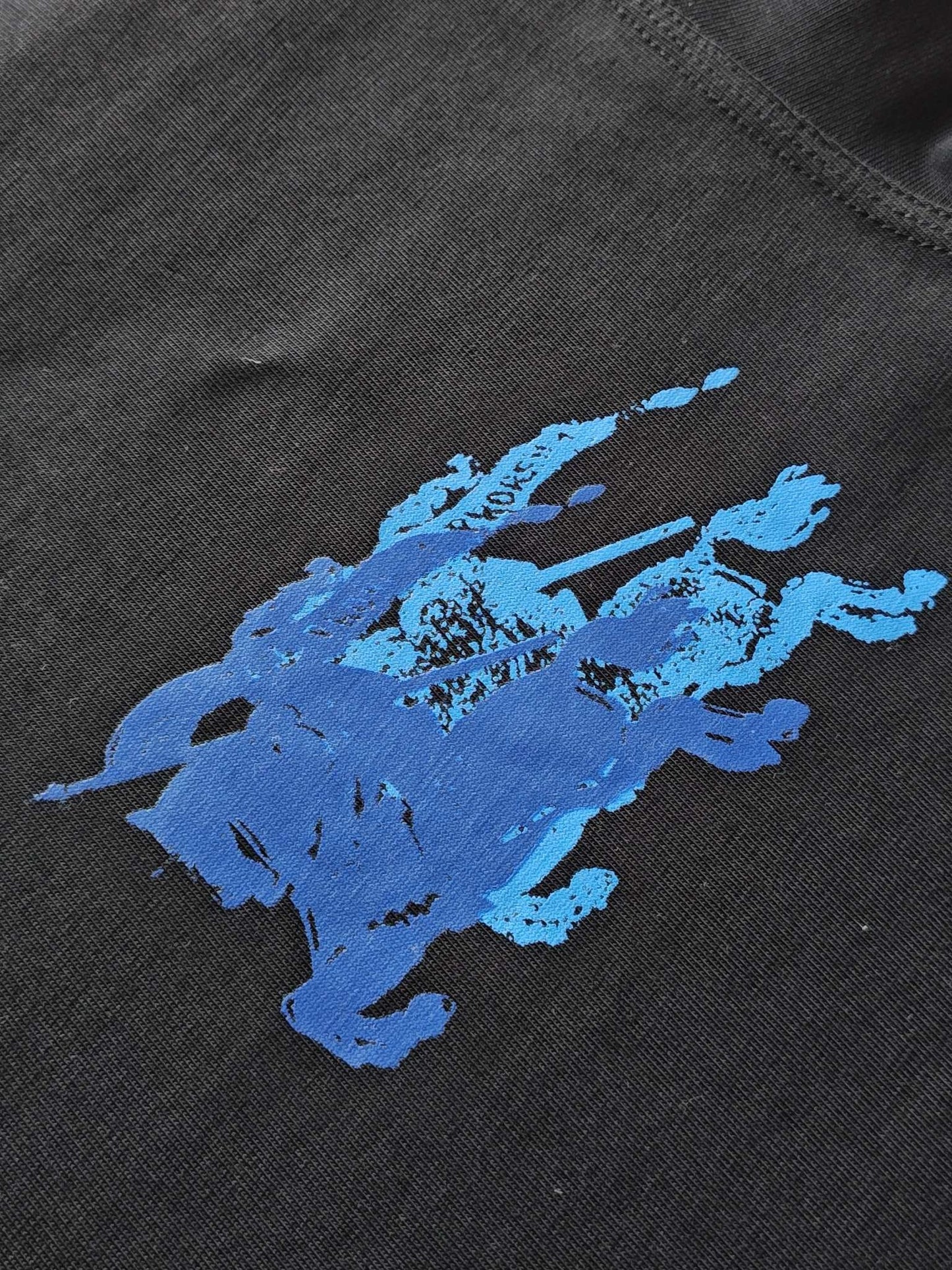 Schwarz-weißes T-Shirt