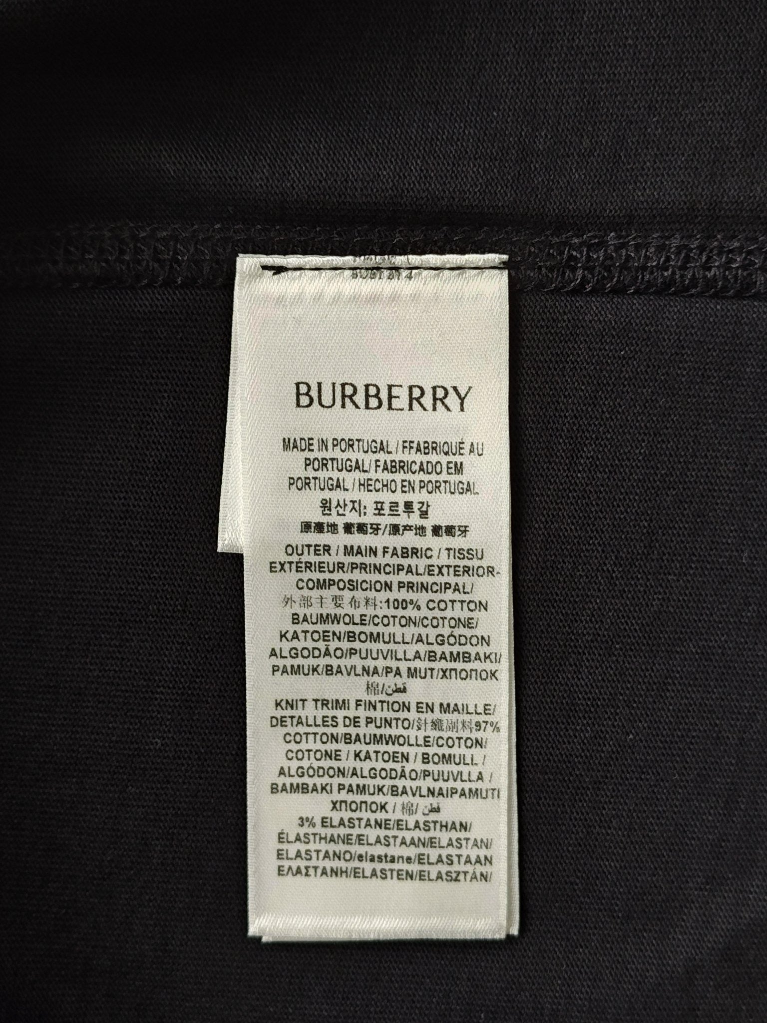 Schwarz-weißes T-Shirt