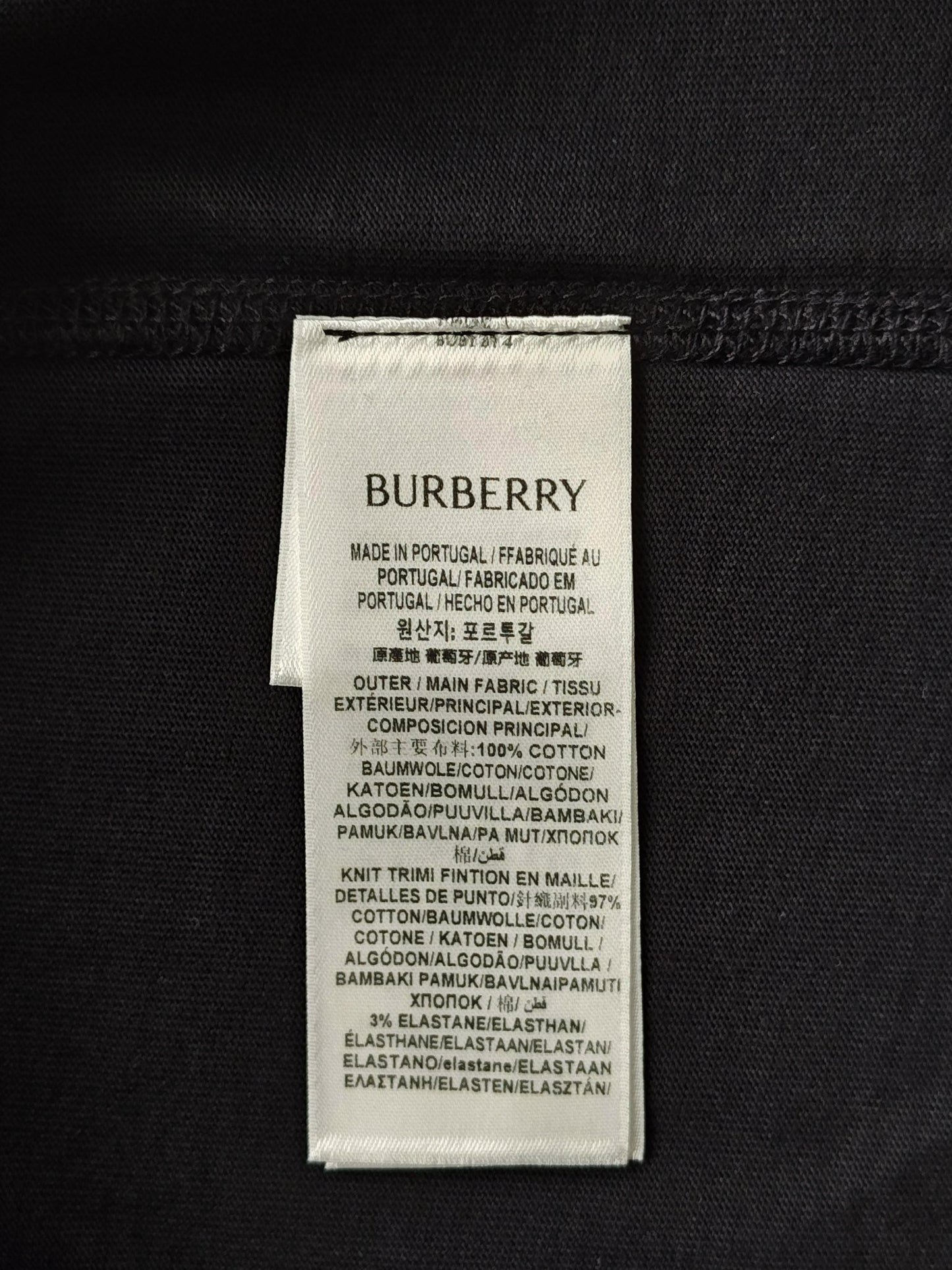 Schwarz-weißes T-Shirt