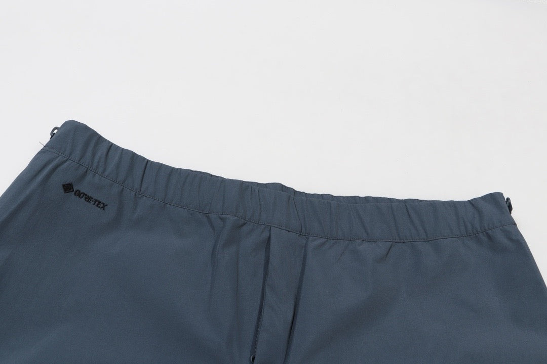 Blaue und schwarze Hose