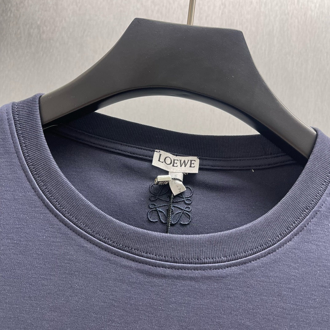 تي شيرت أزرق وأبيض