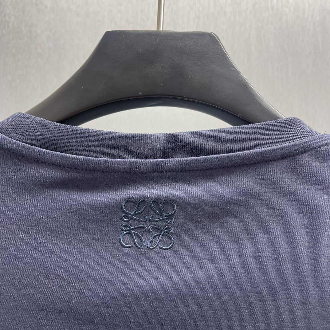 تي شيرت أزرق وأبيض