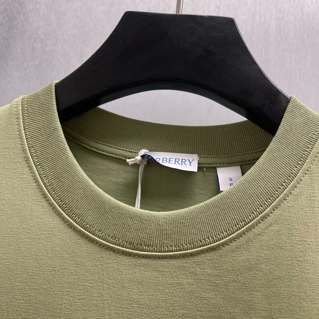 Grün-weißes T-Shirt