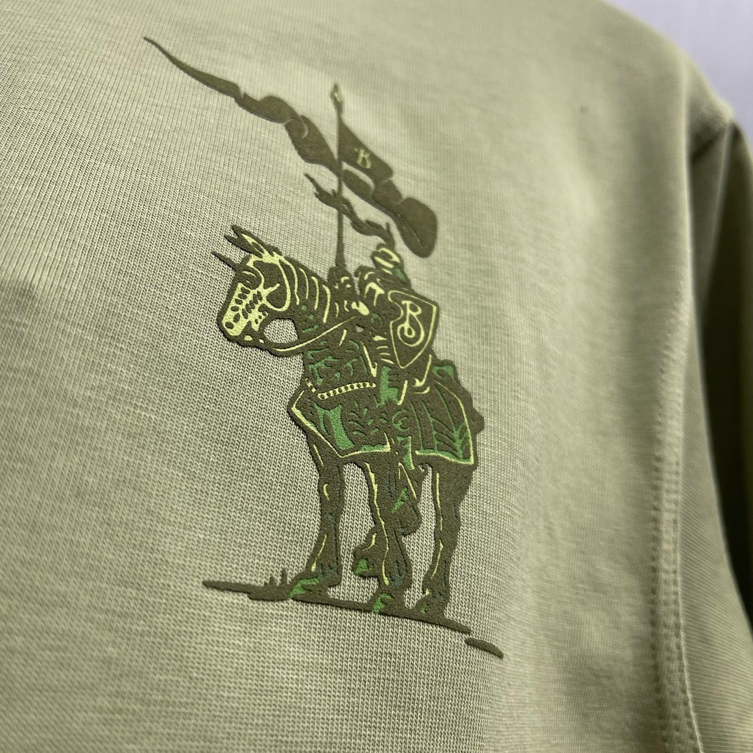 Grün-weißes T-Shirt