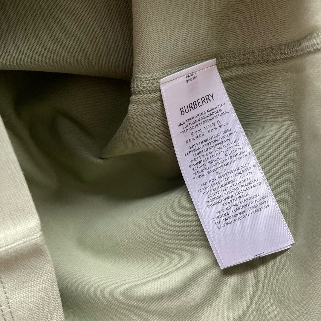 Grün-weißes T-Shirt