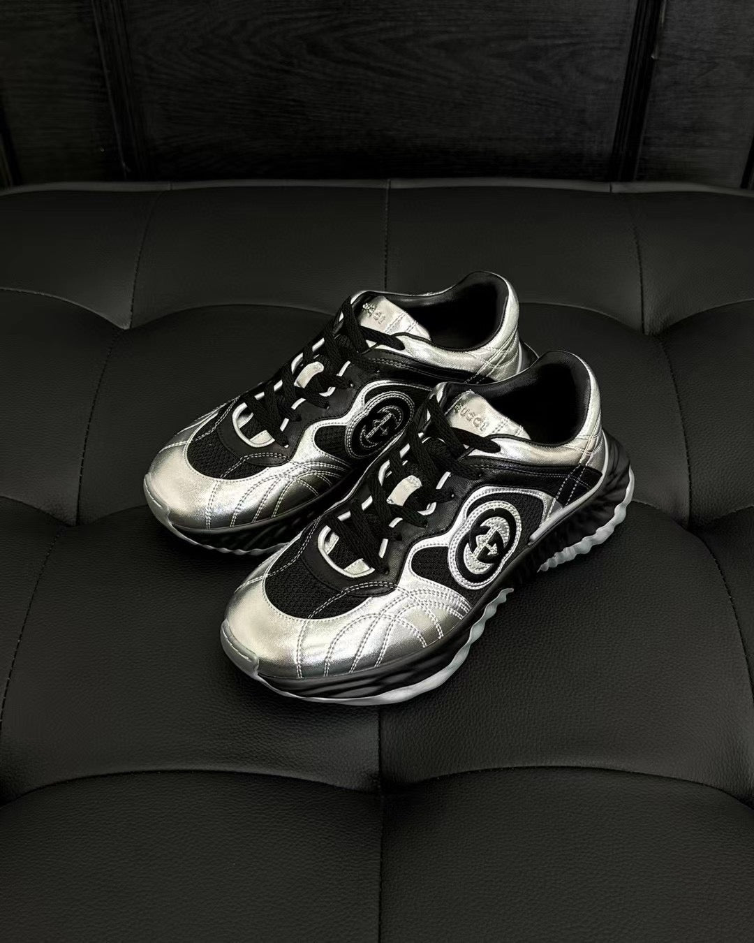 Mehrfarbige Schuhe