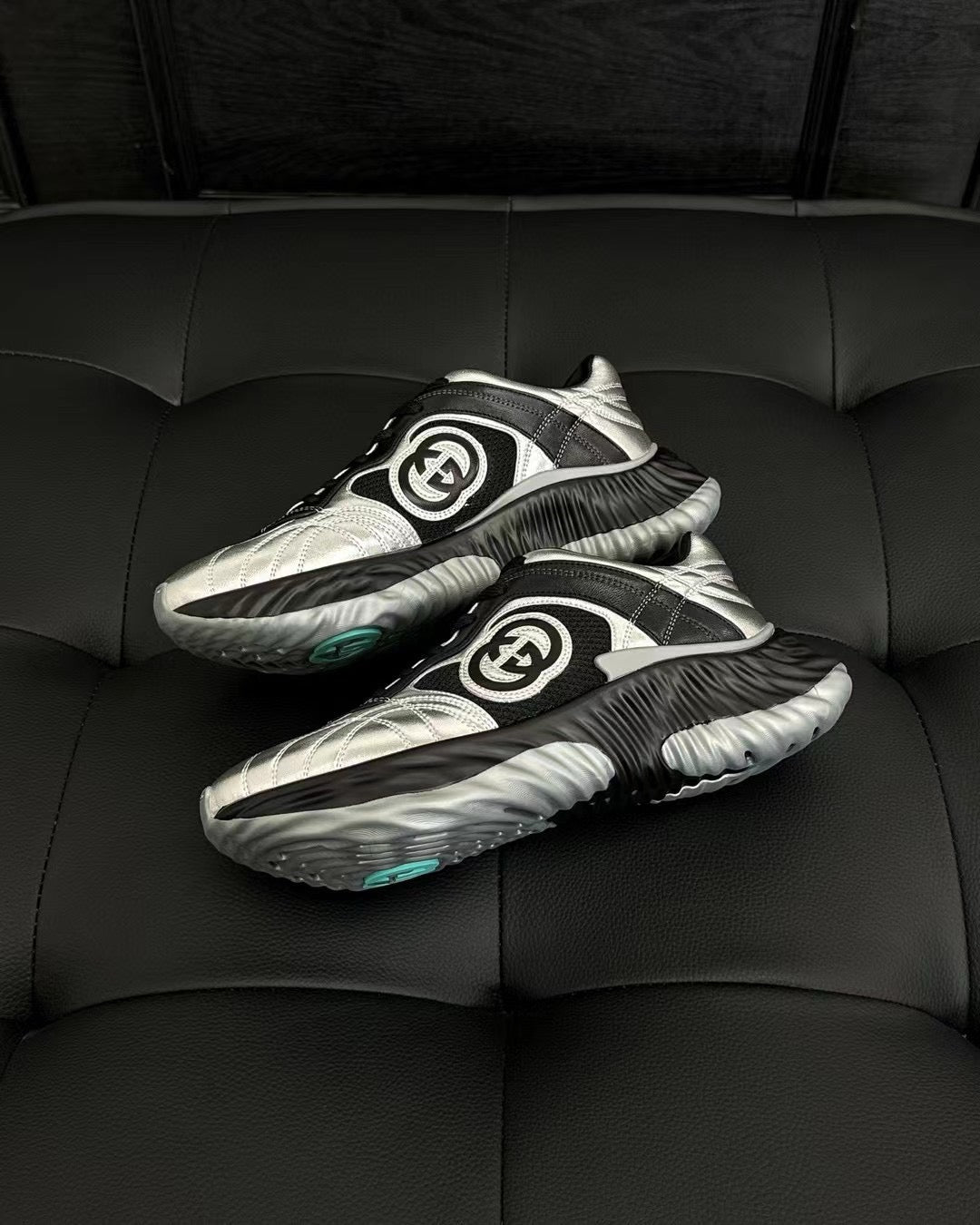 أحذية متعددة الألوان