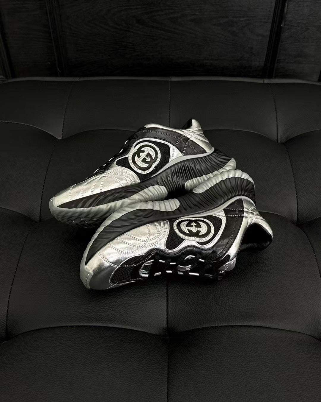 أحذية متعددة الألوان