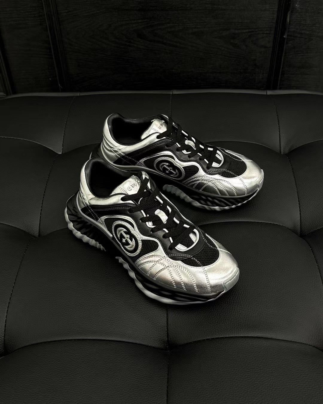 أحذية متعددة الألوان