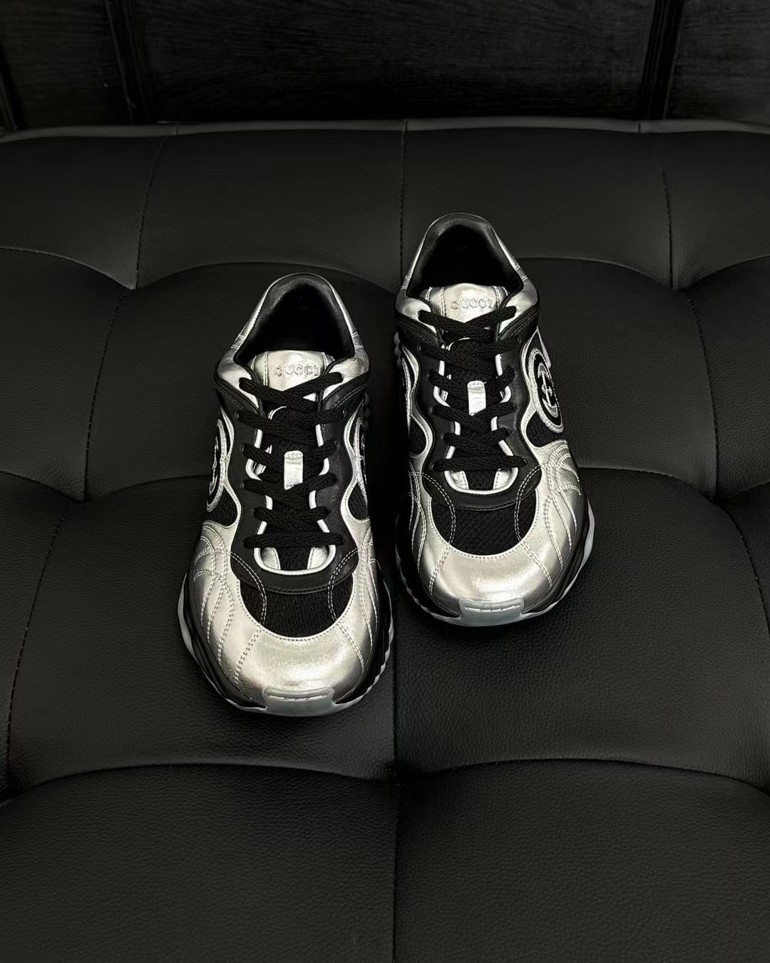 أحذية متعددة الألوان