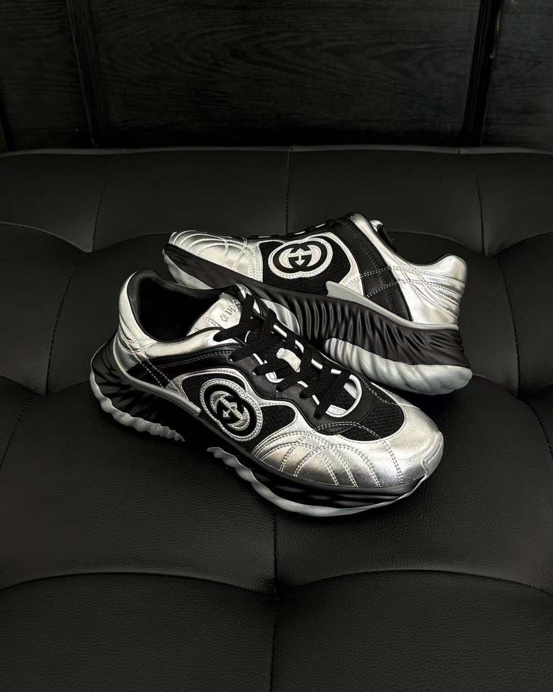 أحذية متعددة الألوان