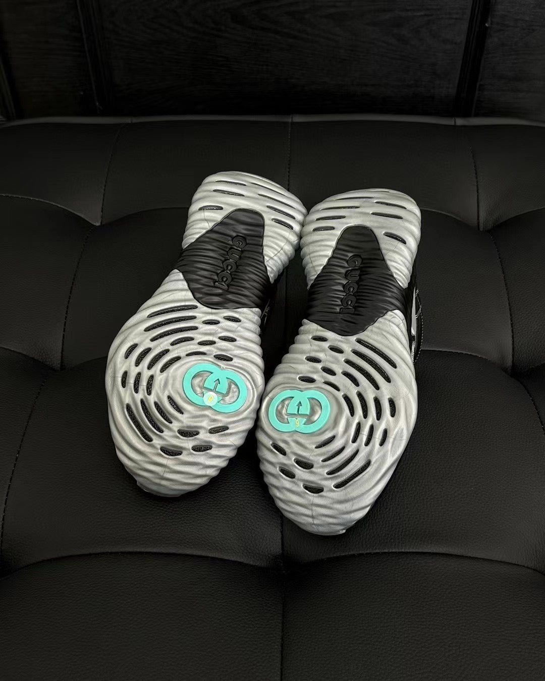 أحذية متعددة الألوان