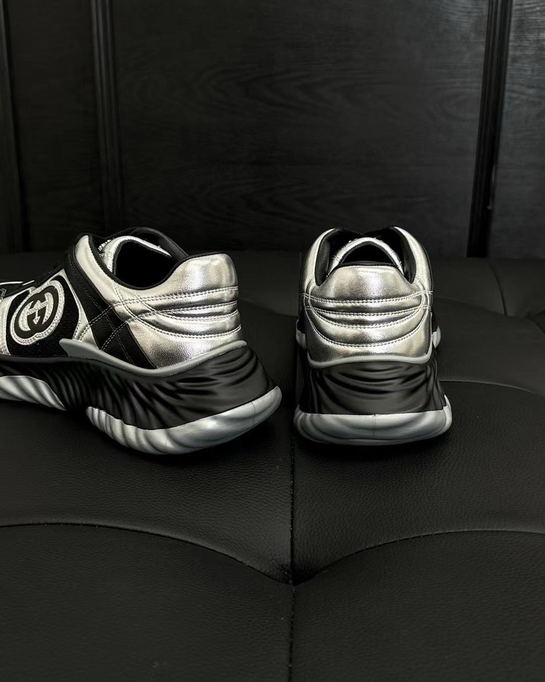 أحذية متعددة الألوان