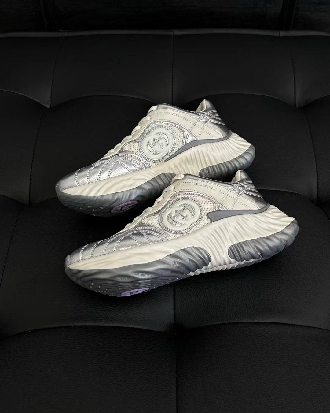 أحذية متعددة الألوان