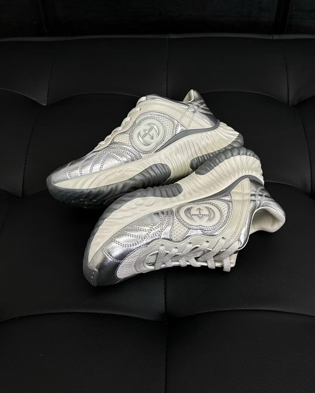 أحذية متعددة الألوان