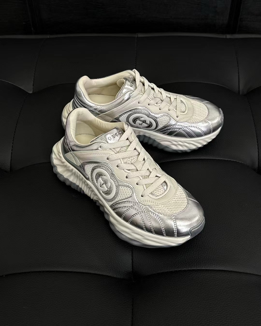 أحذية متعددة الألوان