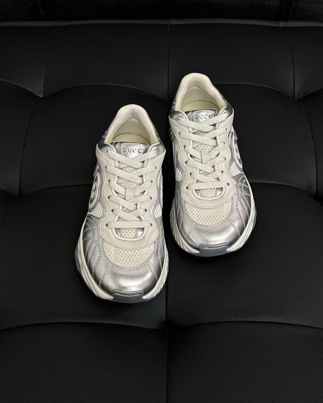 أحذية متعددة الألوان