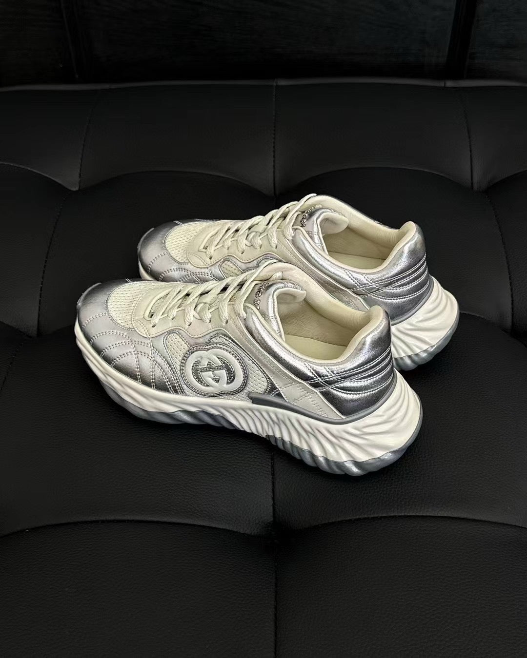 أحذية متعددة الألوان