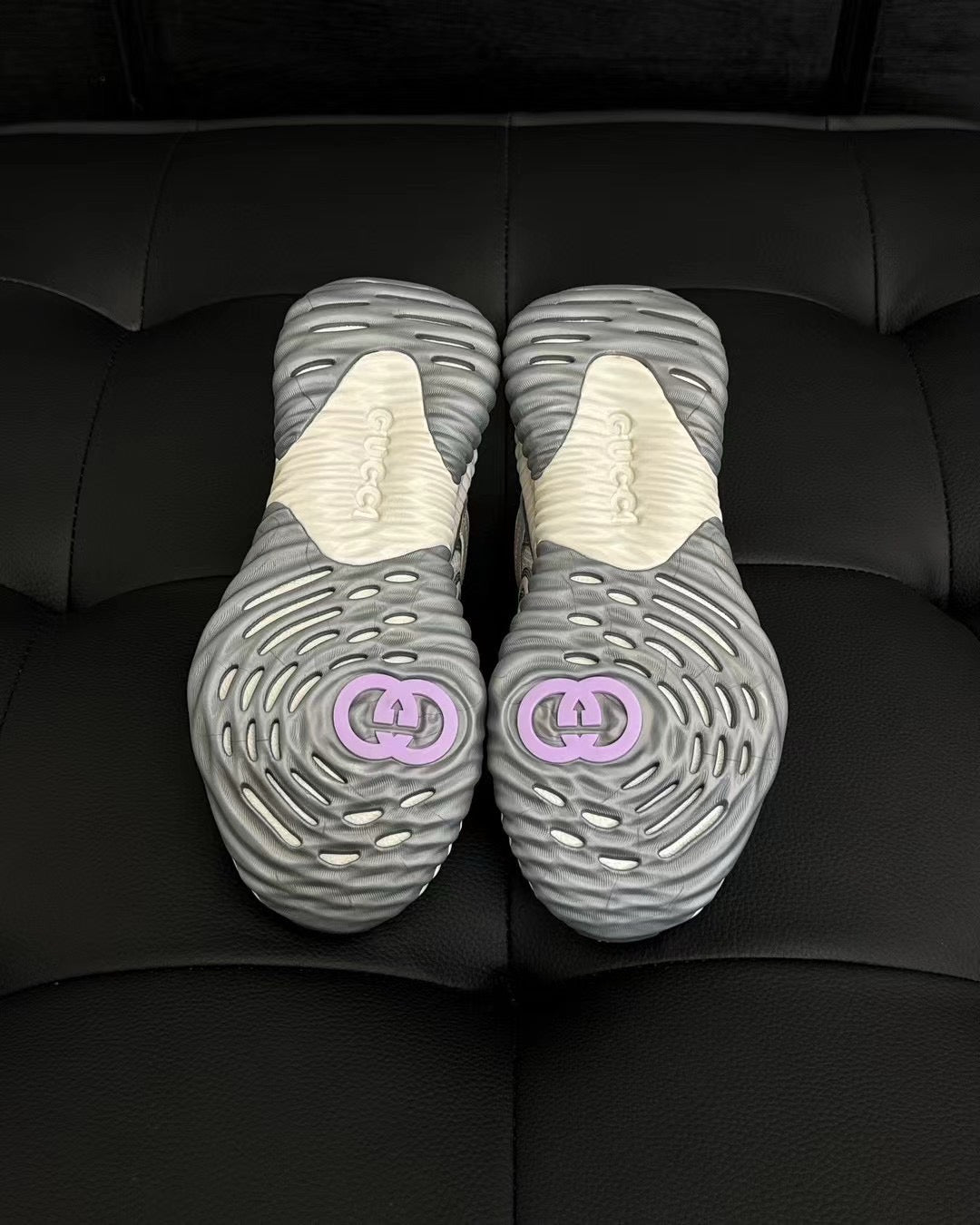 أحذية متعددة الألوان