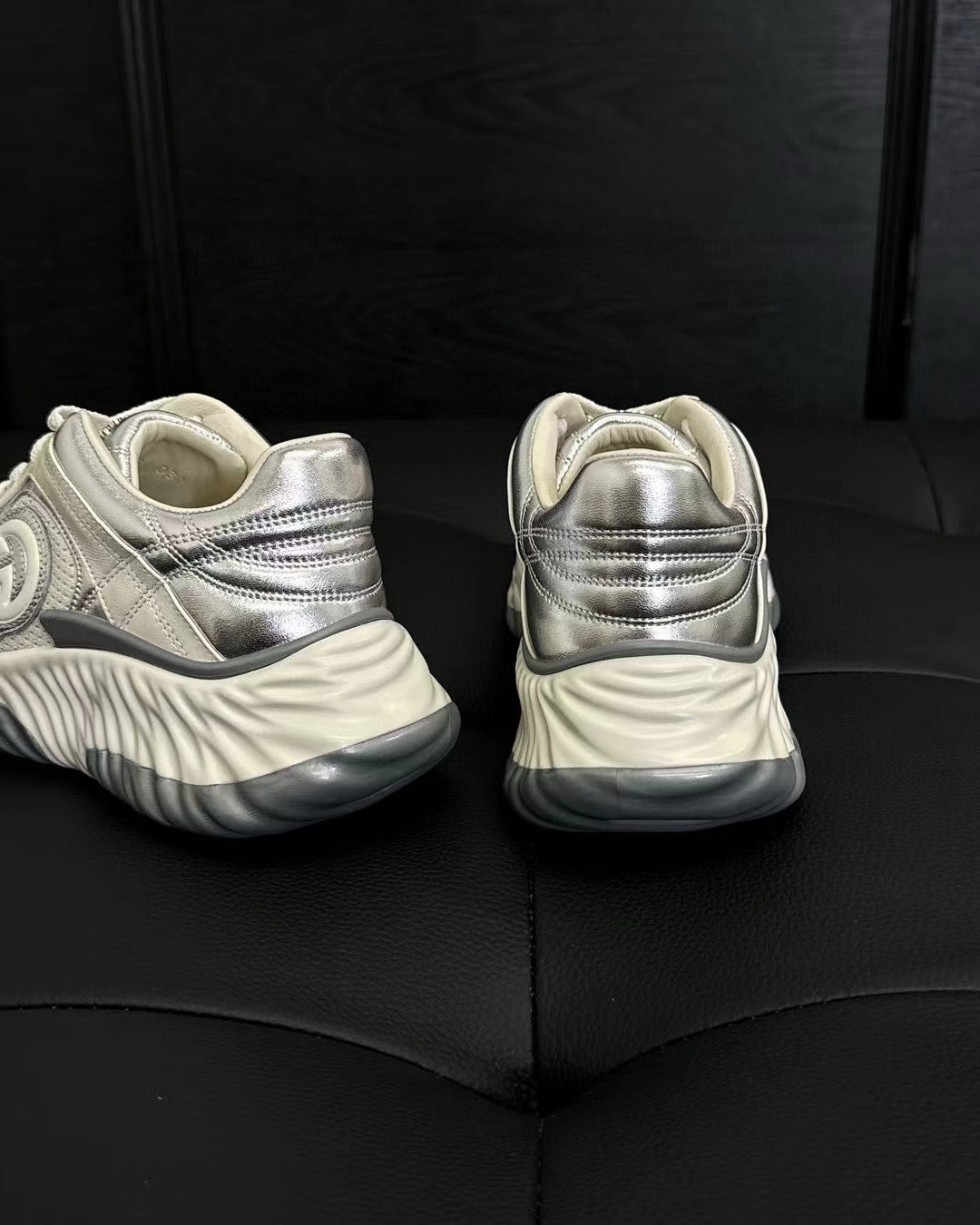 أحذية متعددة الألوان