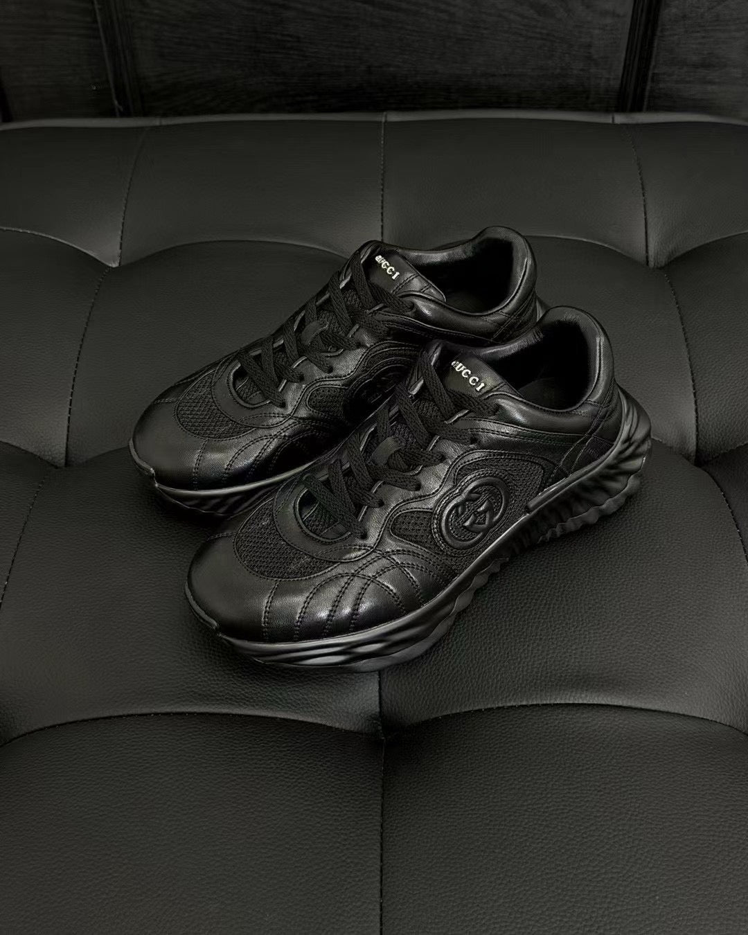 أحذية متعددة الألوان