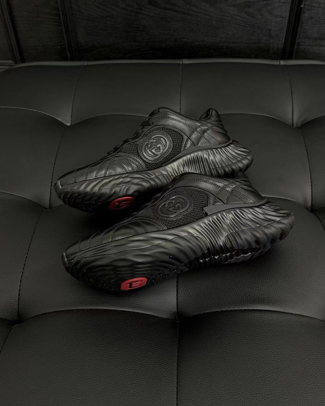 أحذية متعددة الألوان