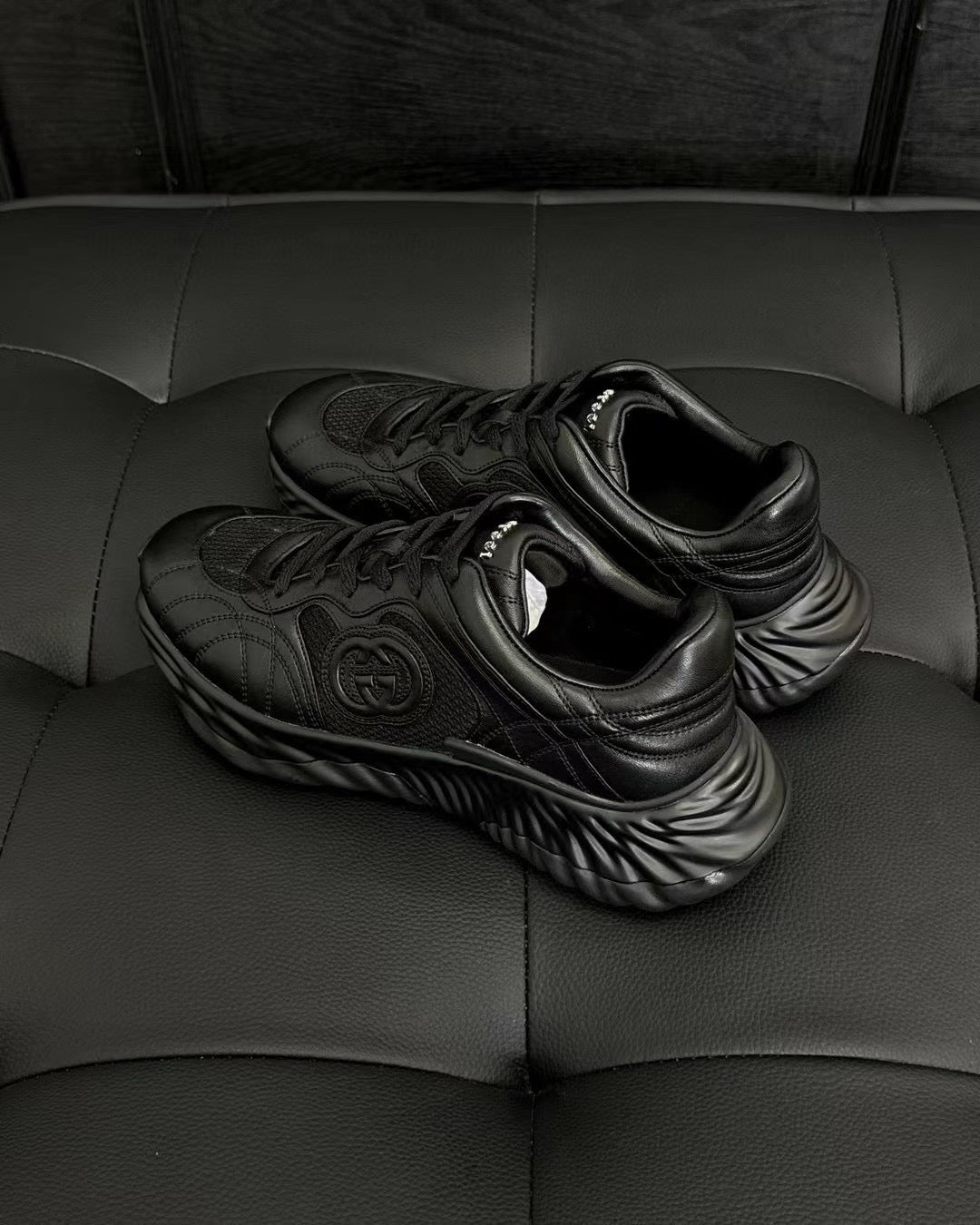 أحذية متعددة الألوان