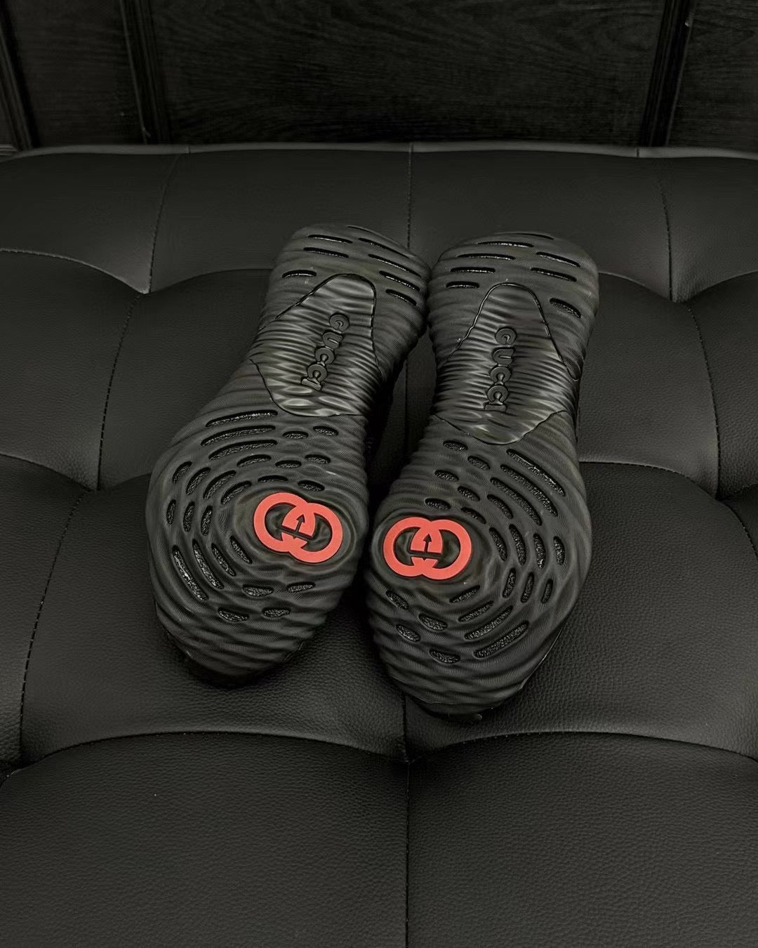 أحذية متعددة الألوان