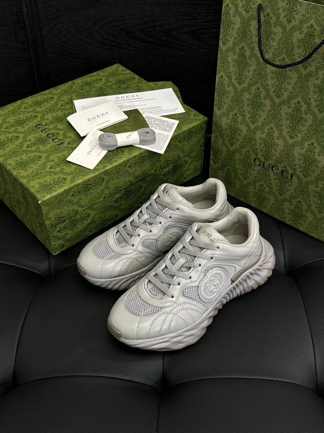 أحذية متعددة الألوان