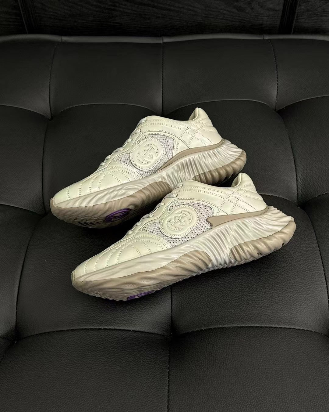 أحذية متعددة الألوان