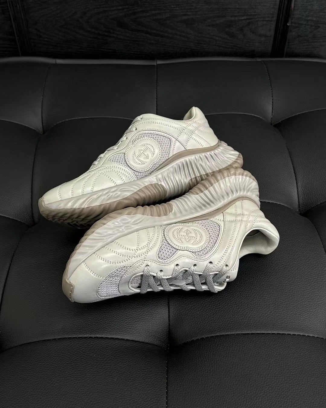 أحذية متعددة الألوان